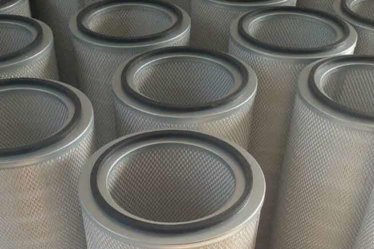 克服和避免了登录入口因使用时间长，粘接不牢固而出现的掉盖的可能性，使滤筒的使用寿命获得了保障