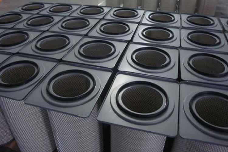 组合式登录入口构造分为顶盖、金属框架、褶形滤料和底座等四部分