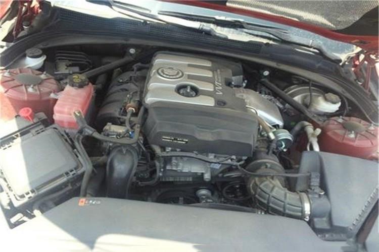 打开发动机舱盖，将乐动（中国）官方网站盒盖朝前掀起，取出空气滤芯，轻轻拍打滤芯端面