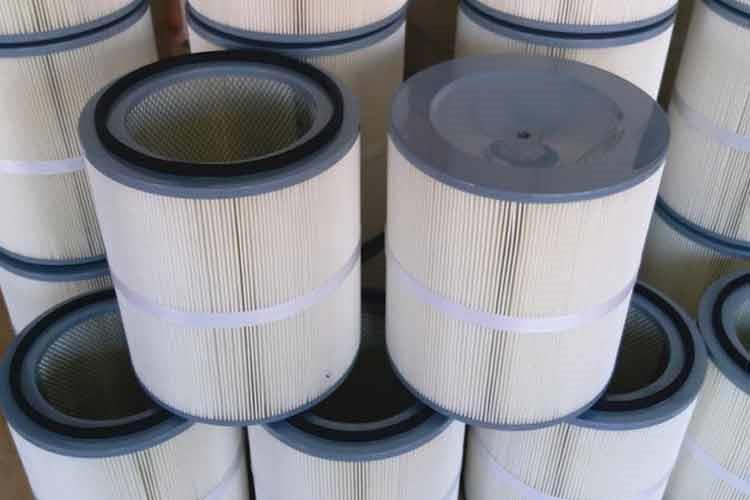 卡盘式登录入口管路系统与该喷吹安装组件结构的结合，使脉冲喷吹清灰时气流分布均匀，提高了清灰效率