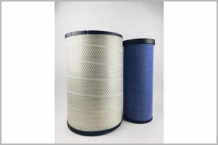 找到液压乐动（中国）官方网站位置，将乐动（中国）官方网站从安装支架上拔下来，将接油杯放在油管下方，并用钳子拆掉原来两边的一次性管箍